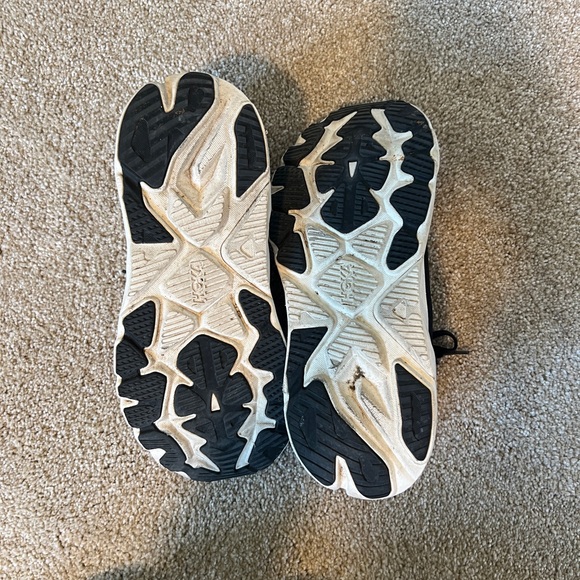 Barely worn - Hoka One Arahi 8 in Black and White - Size 9.5 - Picture 5 of 13